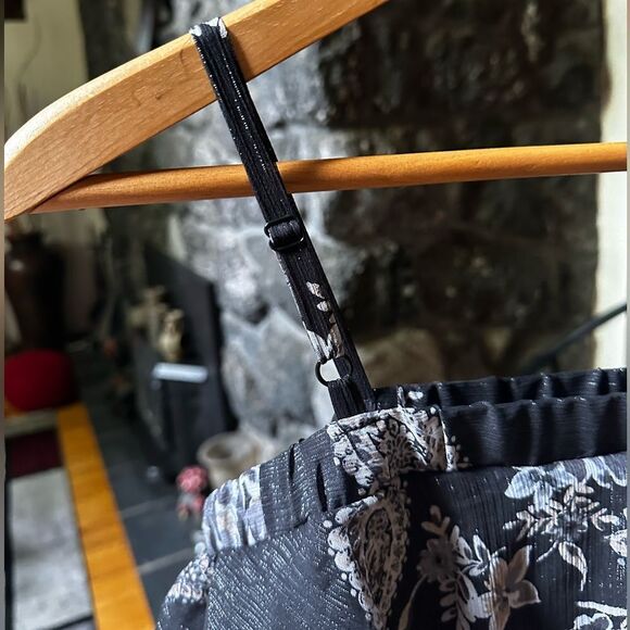 BCX Black and White Floral Top with a cool Goldish sheen - Picture 3 of 12